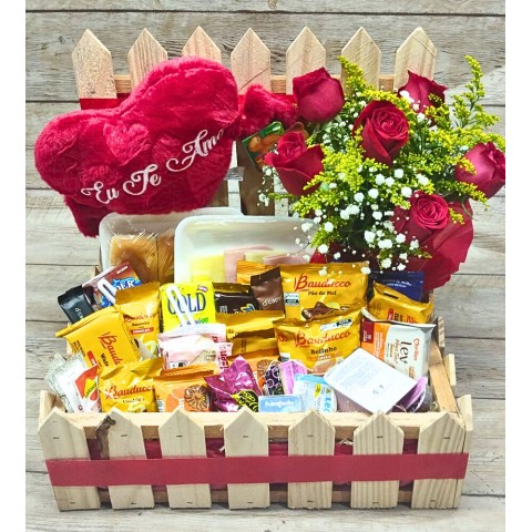 Cesta de Café Cerquinha Especial c/ 40 itens + Coração + Arranjo de Rosas